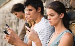 Akıllı telefon bağımlılığı okul başarısını düşürüyor Akıllı telefon bağımlılığı okul başarısını düşürüyor