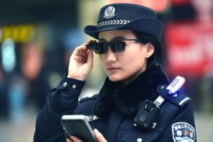 Çin’de akıllı gözlüklü polis dönemi başladı Çin'de akıllı gözlüklü polis dönemi başladı